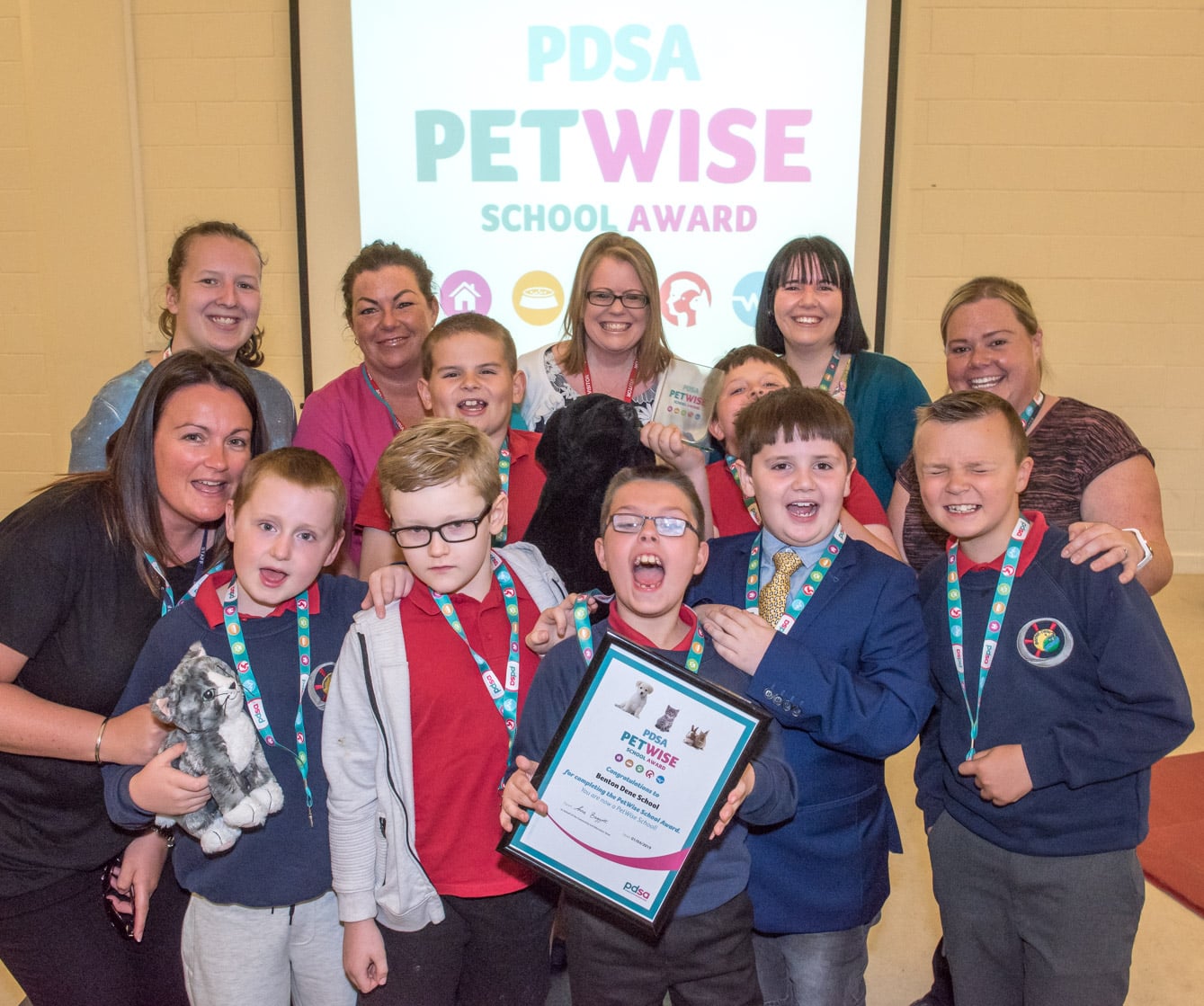 Deux écoles du Nord-Est sont les premières au Royaume-Uni à recevoir l'accréditation PDSA PetWise