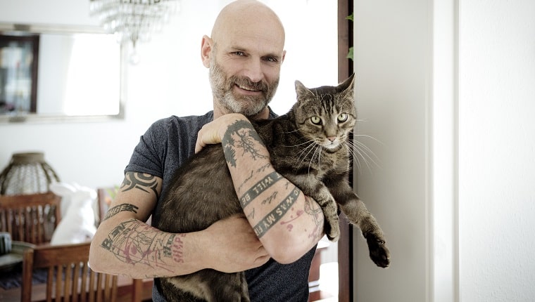 Homme tatoué avec son chat